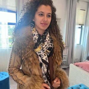 A beautiful fur fox jacket for winter a very good condition. Warm and outgoing.